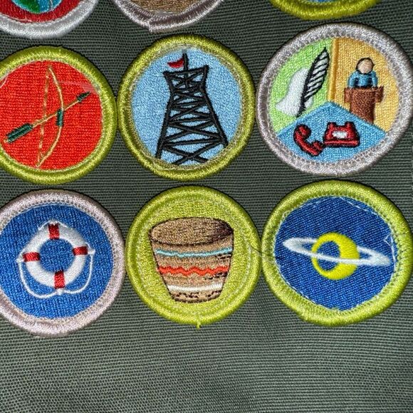 Boy Scout Merit Badge Sash with 33 Rolled Edge Merit Emblems Badges B13 - Picture 5 of 8